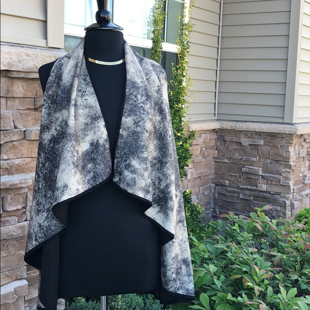 ⭐️ Renee C. Waterfall Vest Small